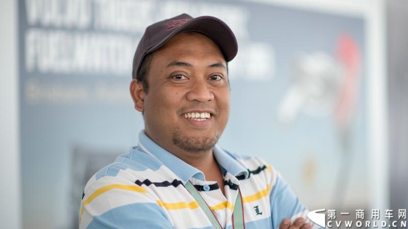 2013沃尔沃卡车高效节油先锋亚太区总决赛在澳大利亚布里斯班落下帷幕，今年亚太区总决赛共有13名来自亚太区各国的节油冠军参加，他们分别来自中国、韩国、台湾、泰国、马来西亚、新加坡、印度尼西亚、斯里兰卡、澳大利亚和新西兰。来自澳大利亚的格兰特·莫里斯（Grant Morice）在自己的主场，最终赢得了亚太区公路赛的总冠军。图为参赛选手和媒体记者风采。