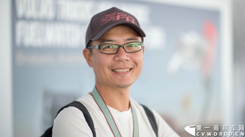 2013沃尔沃卡车高效节油先锋亚太区总决赛在澳大利亚布里斯班落下帷幕，今年亚太区总决赛共有13名来自亚太区各国的节油冠军参加，他们分别来自中国、韩国、台湾、泰国、马来西亚、新加坡、印度尼西亚、斯里兰卡、澳大利亚和新西兰。来自澳大利亚的格兰特·莫里斯（Grant Morice）在自己的主场，最终赢得了亚太区公路赛的总冠军。图为参赛选手和媒体记者风采。