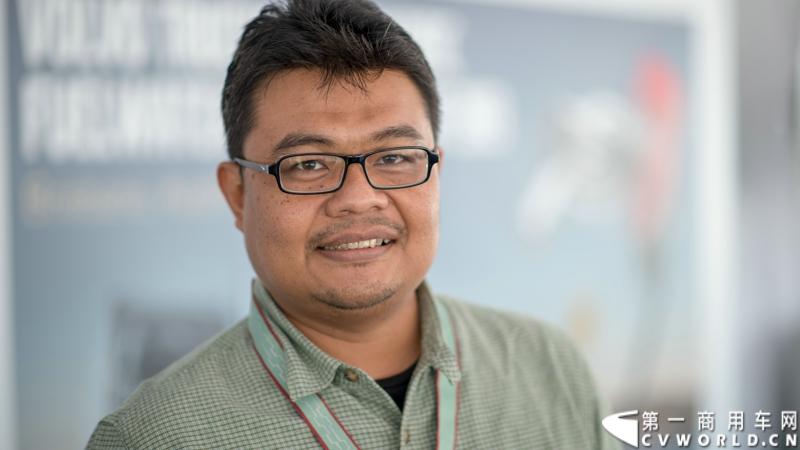 2013沃尔沃卡车高效节油先锋亚太区总决赛在澳大利亚布里斯班落下帷幕，今年亚太区总决赛共有13名来自亚太区各国的节油冠军参加，他们分别来自中国、韩国、台湾、泰国、马来西亚、新加坡、印度尼西亚、斯里兰卡、澳大利亚和新西兰。来自澳大利亚的格兰特·莫里斯（Grant Morice）在自己的主场，最终赢得了亚太区公路赛的总冠军。图为参赛选手和媒体记者风采。