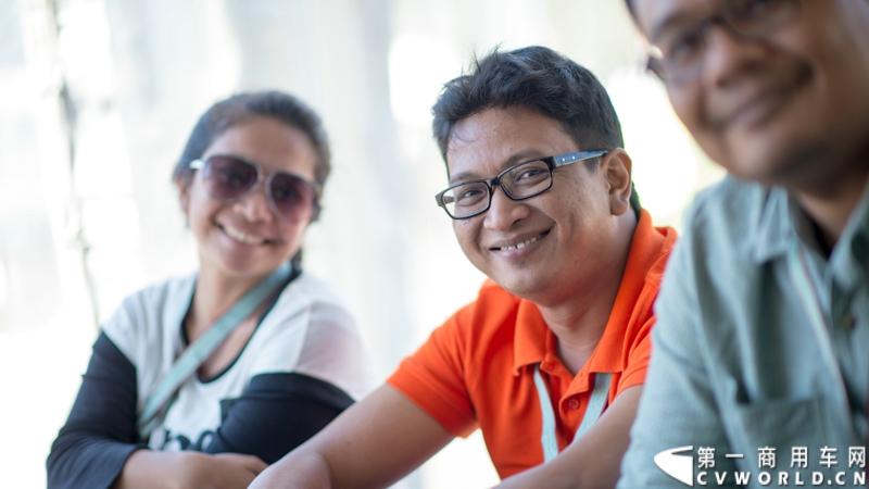 2013沃尔沃卡车高效节油先锋亚太区总决赛在澳大利亚布里斯班落下帷幕，今年亚太区总决赛共有13名来自亚太区各国的节油冠军参加，他们分别来自中国、韩国、台湾、泰国、马来西亚、新加坡、印度尼西亚、斯里兰卡、澳大利亚和新西兰。来自澳大利亚的格兰特·莫里斯（Grant Morice）在自己的主场，最终赢得了亚太区公路赛的总冠军。图为参赛选手和媒体记者风采。