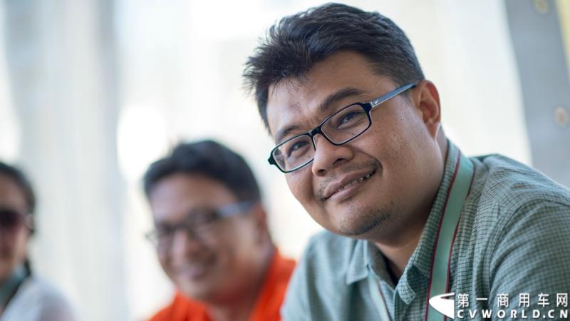 2013沃尔沃卡车高效节油先锋亚太区总决赛在澳大利亚布里斯班落下帷幕，今年亚太区总决赛共有13名来自亚太区各国的节油冠军参加，他们分别来自中国、韩国、台湾、泰国、马来西亚、新加坡、印度尼西亚、斯里兰卡、澳大利亚和新西兰。来自澳大利亚的格兰特·莫里斯（Grant Morice）在自己的主场，最终赢得了亚太区公路赛的总冠军。图为参赛选手和媒体记者风采。