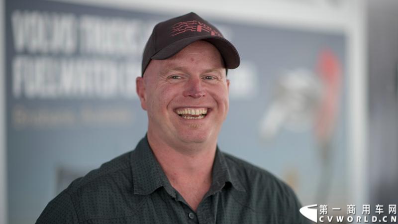 2013沃尔沃卡车高效节油先锋亚太区总决赛在澳大利亚布里斯班落下帷幕，今年亚太区总决赛共有13名来自亚太区各国的节油冠军参加，他们分别来自中国、韩国、台湾、泰国、马来西亚、新加坡、印度尼西亚、斯里兰卡、澳大利亚和新西兰。来自澳大利亚的格兰特·莫里斯（Grant Morice）在自己的主场，最终赢得了亚太区公路赛的总冠军。图为参赛选手和媒体记者风采。