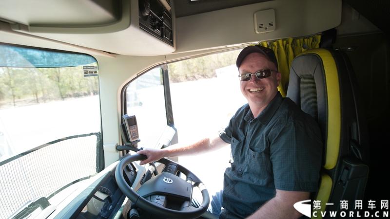 2013沃尔沃卡车高效节油先锋亚太区总决赛在澳大利亚布里斯班落下帷幕，今年亚太区总决赛共有13名来自亚太区各国的节油冠军参加，他们分别来自中国、韩国、台湾、泰国、马来西亚、新加坡、印度尼西亚、斯里兰卡、澳大利亚和新西兰。来自澳大利亚的格兰特·莫里斯（Grant Morice）在自己的主场，最终赢得了亚太区公路赛的总冠军。图为参赛选手和媒体记者风采。