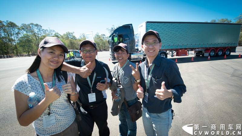 2013沃尔沃卡车高效节油先锋亚太区总决赛在澳大利亚布里斯班落下帷幕，今年亚太区总决赛共有13名来自亚太区各国的节油冠军参加，他们分别来自中国、韩国、台湾、泰国、马来西亚、新加坡、印度尼西亚、斯里兰卡、澳大利亚和新西兰。来自澳大利亚的格兰特·莫里斯（Grant Morice）在自己的主场，最终赢得了亚太区公路赛的总冠军。图为参赛选手和媒体记者风采。