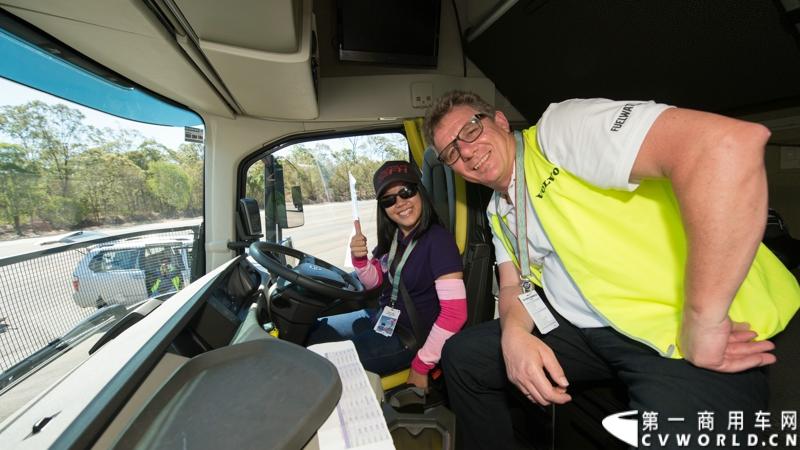 2013沃尔沃卡车高效节油先锋亚太区总决赛在澳大利亚布里斯班落下帷幕，今年亚太区总决赛共有13名来自亚太区各国的节油冠军参加，他们分别来自中国、韩国、台湾、泰国、马来西亚、新加坡、印度尼西亚、斯里兰卡、澳大利亚和新西兰。来自澳大利亚的格兰特·莫里斯（Grant Morice）在自己的主场，最终赢得了亚太区公路赛的总冠军。图为参赛选手和媒体记者风采。