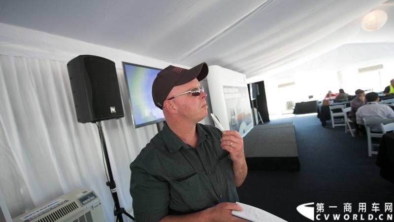 2013沃尔沃卡车高效节油先锋亚太区总决赛在澳大利亚布里斯班落下帷幕，今年亚太区总决赛共有13名来自亚太区各国的节油冠军参加，他们分别来自中国、韩国、台湾、泰国、马来西亚、新加坡、印度尼西亚、斯里兰卡、澳大利亚和新西兰。来自澳大利亚的格兰特·莫里斯（Grant Morice）在自己的主场，最终赢得了亚太区公路赛的总冠军。图为参赛选手和媒体记者风采。