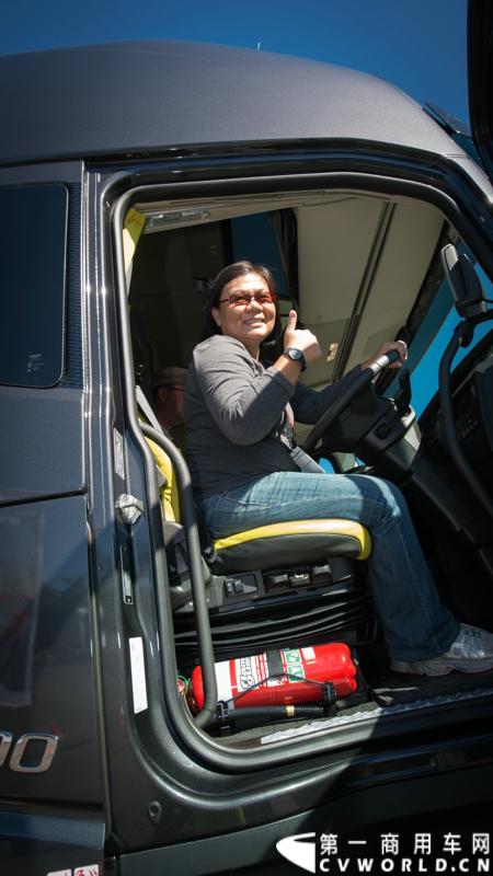 2013沃尔沃卡车高效节油先锋亚太区总决赛在澳大利亚布里斯班落下帷幕，今年亚太区总决赛共有13名来自亚太区各国的节油冠军参加，他们分别来自中国、韩国、台湾、泰国、马来西亚、新加坡、印度尼西亚、斯里兰卡、澳大利亚和新西兰。来自澳大利亚的格兰特·莫里斯（Grant Morice）在自己的主场，最终赢得了亚太区公路赛的总冠军。图为参赛选手和媒体记者风采。