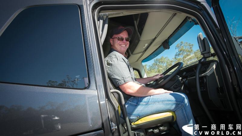 2013沃尔沃卡车高效节油先锋亚太区总决赛在澳大利亚布里斯班落下帷幕，今年亚太区总决赛共有13名来自亚太区各国的节油冠军参加，他们分别来自中国、韩国、台湾、泰国、马来西亚、新加坡、印度尼西亚、斯里兰卡、澳大利亚和新西兰。来自澳大利亚的格兰特·莫里斯（Grant Morice）在自己的主场，最终赢得了亚太区公路赛的总冠军。图为参赛选手和媒体记者风采。