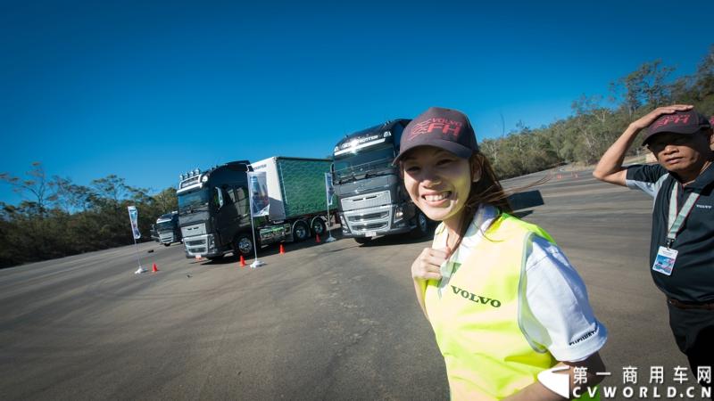 2013沃尔沃卡车高效节油先锋亚太区总决赛在澳大利亚布里斯班落下帷幕，今年亚太区总决赛共有13名来自亚太区各国的节油冠军参加，他们分别来自中国、韩国、台湾、泰国、马来西亚、新加坡、印度尼西亚、斯里兰卡、澳大利亚和新西兰。来自澳大利亚的格兰特·莫里斯（Grant Morice）在自己的主场，最终赢得了亚太区公路赛的总冠军。图为参赛选手和媒体记者风采。