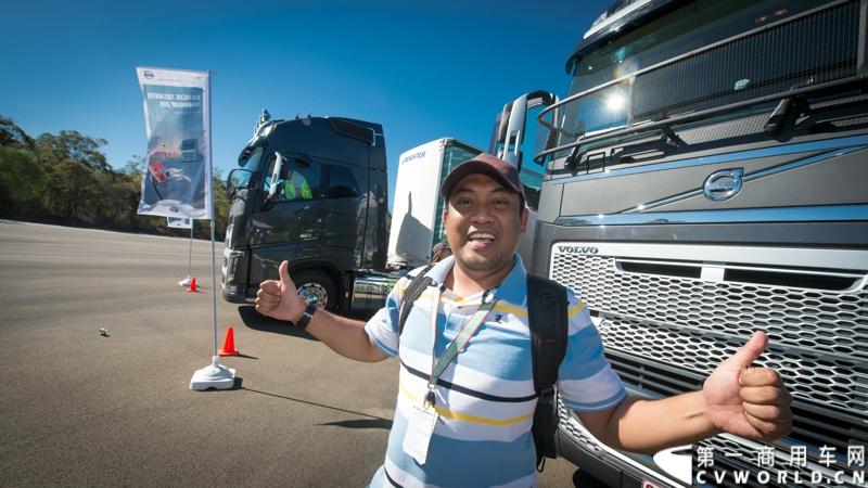 2013沃尔沃卡车高效节油先锋亚太区总决赛在澳大利亚布里斯班落下帷幕，今年亚太区总决赛共有13名来自亚太区各国的节油冠军参加，他们分别来自中国、韩国、台湾、泰国、马来西亚、新加坡、印度尼西亚、斯里兰卡、澳大利亚和新西兰。来自澳大利亚的格兰特·莫里斯（Grant Morice）在自己的主场，最终赢得了亚太区公路赛的总冠军。图为参赛选手和媒体记者风采。