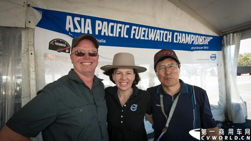 2013沃尔沃卡车高效节油先锋亚太区总决赛在澳大利亚布里斯班落下帷幕，今年亚太区总决赛共有13名来自亚太区各国的节油冠军参加，他们分别来自中国、韩国、台湾、泰国、马来西亚、新加坡、印度尼西亚、斯里兰卡、澳大利亚和新西兰。来自澳大利亚的格兰特·莫里斯（Grant Morice）在自己的主场，最终赢得了亚太区公路赛的总冠军。图为参赛选手和媒体记者风采。