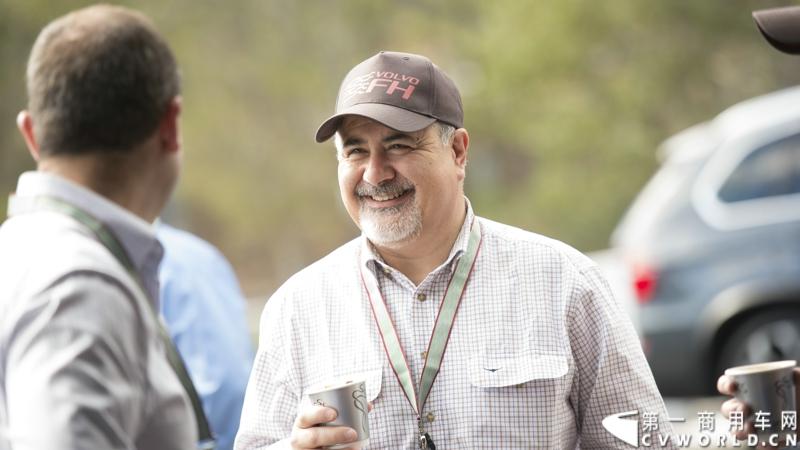 2013沃尔沃卡车高效节油先锋亚太区总决赛在澳大利亚布里斯班落下帷幕，今年亚太区总决赛共有13名来自亚太区各国的节油冠军参加，他们分别来自中国、韩国、台湾、泰国、马来西亚、新加坡、印度尼西亚、斯里兰卡、澳大利亚和新西兰。来自澳大利亚的格兰特·莫里斯（Grant Morice）在自己的主场，最终赢得了亚太区公路赛的总冠军。图为参赛选手和媒体记者风采。