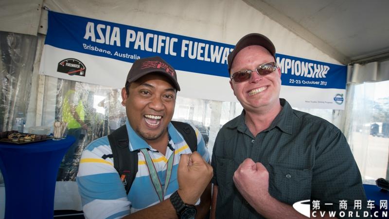 2013沃尔沃卡车高效节油先锋亚太区总决赛在澳大利亚布里斯班落下帷幕，今年亚太区总决赛共有13名来自亚太区各国的节油冠军参加，他们分别来自中国、韩国、台湾、泰国、马来西亚、新加坡、印度尼西亚、斯里兰卡、澳大利亚和新西兰。来自澳大利亚的格兰特·莫里斯（Grant Morice）在自己的主场，最终赢得了亚太区公路赛的总冠军。图为参赛选手和媒体记者风采。