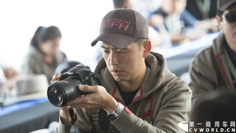 2013沃尔沃卡车高效节油先锋亚太区总决赛在澳大利亚布里斯班落下帷幕，今年亚太区总决赛共有13名来自亚太区各国的节油冠军参加，他们分别来自中国、韩国、台湾、泰国、马来西亚、新加坡、印度尼西亚、斯里兰卡、澳大利亚和新西兰。来自澳大利亚的格兰特·莫里斯（Grant Morice）在自己的主场，最终赢得了亚太区公路赛的总冠军。图为参赛选手和媒体记者风采。