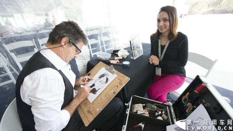 2013沃尔沃卡车高效节油先锋亚太区总决赛在澳大利亚布里斯班落下帷幕，今年亚太区总决赛共有13名来自亚太区各国的节油冠军参加，他们分别来自中国、韩国、台湾、泰国、马来西亚、新加坡、印度尼西亚、斯里兰卡、澳大利亚和新西兰。来自澳大利亚的格兰特·莫里斯（Grant Morice）在自己的主场，最终赢得了亚太区公路赛的总冠军。图为参赛选手和媒体记者风采。