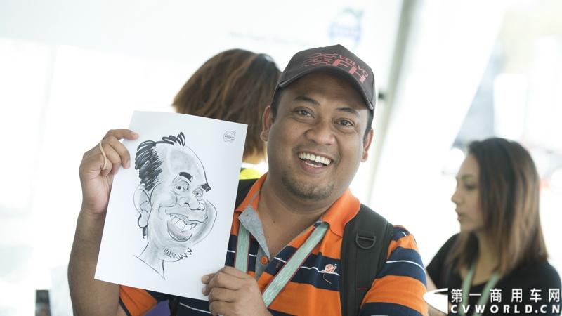 2013沃尔沃卡车高效节油先锋亚太区总决赛在澳大利亚布里斯班落下帷幕，今年亚太区总决赛共有13名来自亚太区各国的节油冠军参加，他们分别来自中国、韩国、台湾、泰国、马来西亚、新加坡、印度尼西亚、斯里兰卡、澳大利亚和新西兰。来自澳大利亚的格兰特·莫里斯（Grant Morice）在自己的主场，最终赢得了亚太区公路赛的总冠军。图为参赛选手和媒体记者风采。