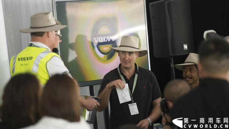 2013沃尔沃卡车高效节油先锋亚太区总决赛在澳大利亚布里斯班落下帷幕，今年亚太区总决赛共有13名来自亚太区各国的节油冠军参加，他们分别来自中国、韩国、台湾、泰国、马来西亚、新加坡、印度尼西亚、斯里兰卡、澳大利亚和新西兰。来自澳大利亚的格兰特·莫里斯（Grant Morice）在自己的主场，最终赢得了亚太区公路赛的总冠军。图为参赛选手和媒体记者风采。