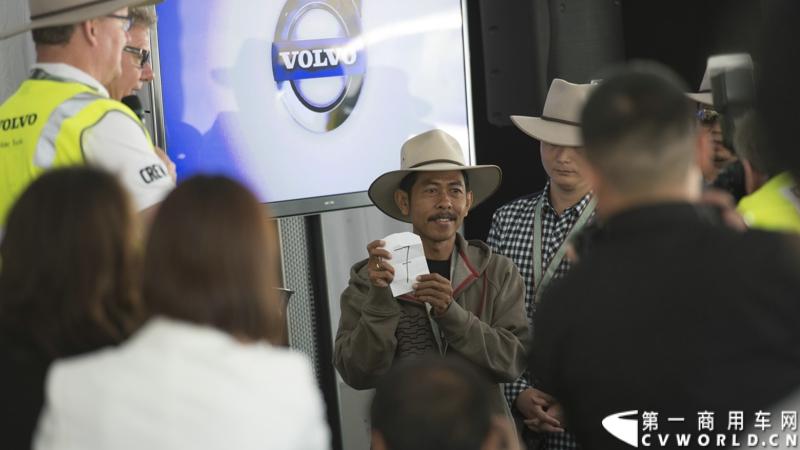 2013沃尔沃卡车高效节油先锋亚太区总决赛在澳大利亚布里斯班落下帷幕，今年亚太区总决赛共有13名来自亚太区各国的节油冠军参加，他们分别来自中国、韩国、台湾、泰国、马来西亚、新加坡、印度尼西亚、斯里兰卡、澳大利亚和新西兰。来自澳大利亚的格兰特·莫里斯（Grant Morice）在自己的主场，最终赢得了亚太区公路赛的总冠军。图为参赛选手和媒体记者风采。