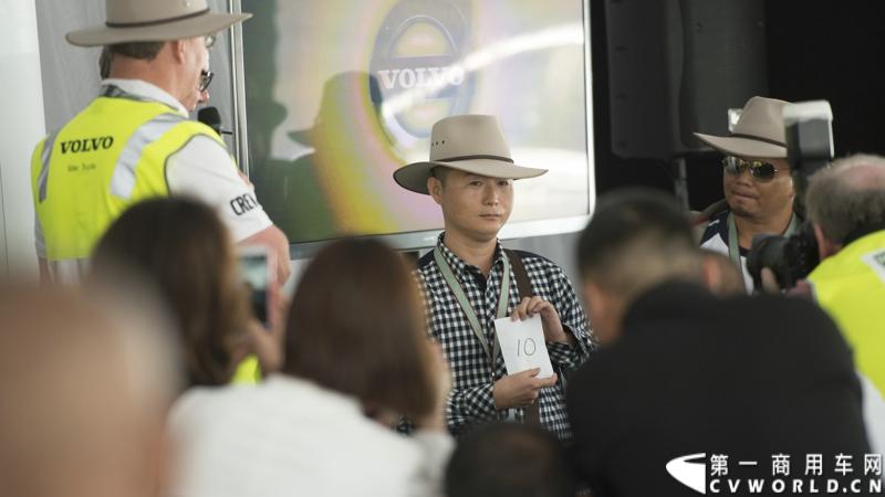 2013沃尔沃卡车高效节油先锋亚太区总决赛在澳大利亚布里斯班落下帷幕，今年亚太区总决赛共有13名来自亚太区各国的节油冠军参加，他们分别来自中国、韩国、台湾、泰国、马来西亚、新加坡、印度尼西亚、斯里兰卡、澳大利亚和新西兰。来自澳大利亚的格兰特·莫里斯（Grant Morice）在自己的主场，最终赢得了亚太区公路赛的总冠军。图为参赛选手和媒体记者风采。