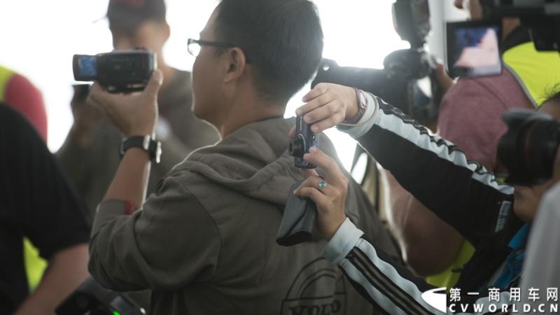 2013沃尔沃卡车高效节油先锋亚太区总决赛在澳大利亚布里斯班落下帷幕，今年亚太区总决赛共有13名来自亚太区各国的节油冠军参加，他们分别来自中国、韩国、台湾、泰国、马来西亚、新加坡、印度尼西亚、斯里兰卡、澳大利亚和新西兰。来自澳大利亚的格兰特·莫里斯（Grant Morice）在自己的主场，最终赢得了亚太区公路赛的总冠军。图为参赛选手和媒体记者风采。