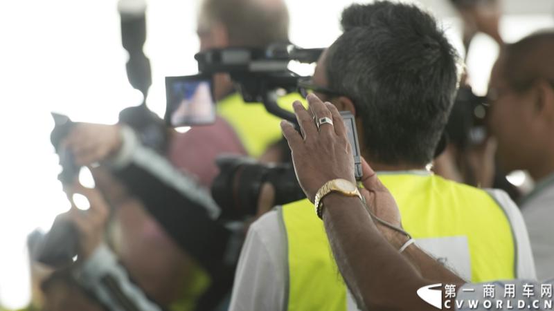 2013沃尔沃卡车高效节油先锋亚太区总决赛在澳大利亚布里斯班落下帷幕，今年亚太区总决赛共有13名来自亚太区各国的节油冠军参加，他们分别来自中国、韩国、台湾、泰国、马来西亚、新加坡、印度尼西亚、斯里兰卡、澳大利亚和新西兰。来自澳大利亚的格兰特·莫里斯（Grant Morice）在自己的主场，最终赢得了亚太区公路赛的总冠军。图为参赛选手和媒体记者风采。