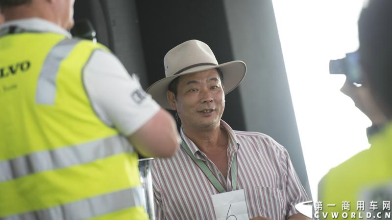 2013沃尔沃卡车高效节油先锋亚太区总决赛在澳大利亚布里斯班落下帷幕，今年亚太区总决赛共有13名来自亚太区各国的节油冠军参加，他们分别来自中国、韩国、台湾、泰国、马来西亚、新加坡、印度尼西亚、斯里兰卡、澳大利亚和新西兰。来自澳大利亚的格兰特·莫里斯（Grant Morice）在自己的主场，最终赢得了亚太区公路赛的总冠军。图为参赛选手和媒体记者风采。