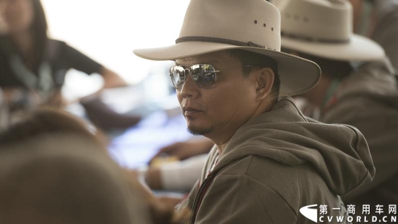 2013沃尔沃卡车高效节油先锋亚太区总决赛在澳大利亚布里斯班落下帷幕，今年亚太区总决赛共有13名来自亚太区各国的节油冠军参加，他们分别来自中国、韩国、台湾、泰国、马来西亚、新加坡、印度尼西亚、斯里兰卡、澳大利亚和新西兰。来自澳大利亚的格兰特·莫里斯（Grant Morice）在自己的主场，最终赢得了亚太区公路赛的总冠军。图为参赛选手和媒体记者风采。