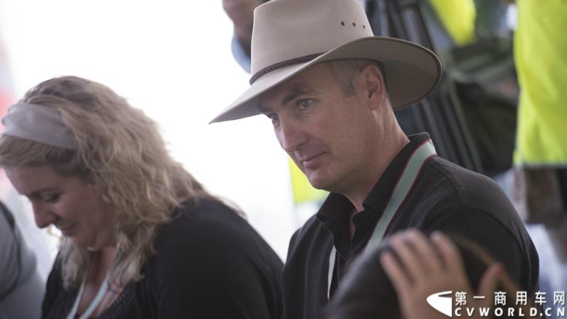 2013沃尔沃卡车高效节油先锋亚太区总决赛在澳大利亚布里斯班落下帷幕，今年亚太区总决赛共有13名来自亚太区各国的节油冠军参加，他们分别来自中国、韩国、台湾、泰国、马来西亚、新加坡、印度尼西亚、斯里兰卡、澳大利亚和新西兰。来自澳大利亚的格兰特·莫里斯（Grant Morice）在自己的主场，最终赢得了亚太区公路赛的总冠军。图为参赛选手和媒体记者风采。