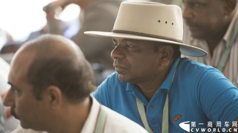 2013沃尔沃卡车高效节油先锋亚太区总决赛在澳大利亚布里斯班落下帷幕，今年亚太区总决赛共有13名来自亚太区各国的节油冠军参加，他们分别来自中国、韩国、台湾、泰国、马来西亚、新加坡、印度尼西亚、斯里兰卡、澳大利亚和新西兰。来自澳大利亚的格兰特·莫里斯（Grant Morice）在自己的主场，最终赢得了亚太区公路赛的总冠军。图为参赛选手和媒体记者风采。