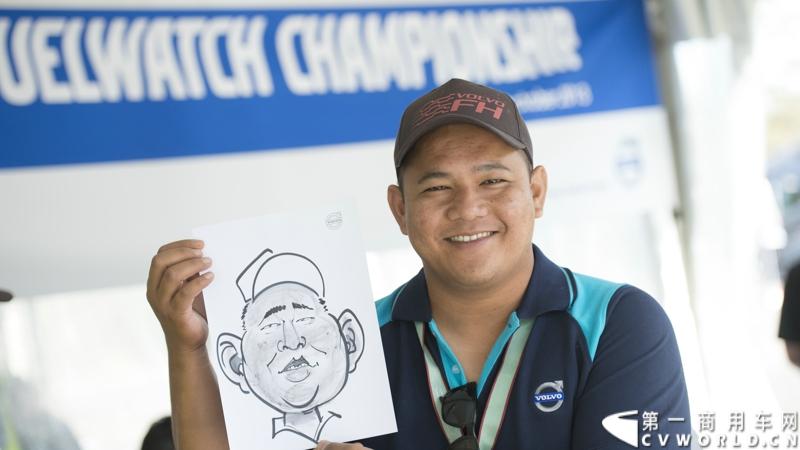 2013沃尔沃卡车高效节油先锋亚太区总决赛在澳大利亚布里斯班落下帷幕，今年亚太区总决赛共有13名来自亚太区各国的节油冠军参加，他们分别来自中国、韩国、台湾、泰国、马来西亚、新加坡、印度尼西亚、斯里兰卡、澳大利亚和新西兰。来自澳大利亚的格兰特·莫里斯（Grant Morice）在自己的主场，最终赢得了亚太区公路赛的总冠军。图为参赛选手和媒体记者风采。