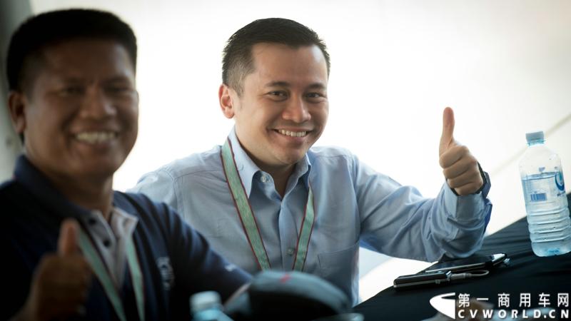 2013沃尔沃卡车高效节油先锋亚太区总决赛在澳大利亚布里斯班落下帷幕，今年亚太区总决赛共有13名来自亚太区各国的节油冠军参加，他们分别来自中国、韩国、台湾、泰国、马来西亚、新加坡、印度尼西亚、斯里兰卡、澳大利亚和新西兰。来自澳大利亚的格兰特·莫里斯（Grant Morice）在自己的主场，最终赢得了亚太区公路赛的总冠军。图为参赛选手和媒体记者风采。