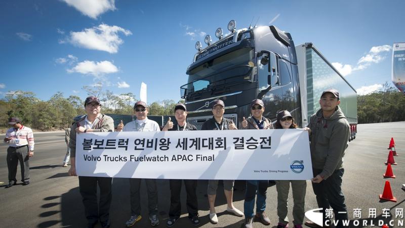 2013沃尔沃卡车高效节油先锋亚太区总决赛在澳大利亚布里斯班落下帷幕，今年亚太区总决赛共有13名来自亚太区各国的节油冠军参加，他们分别来自中国、韩国、台湾、泰国、马来西亚、新加坡、印度尼西亚、斯里兰卡、澳大利亚和新西兰。来自澳大利亚的格兰特·莫里斯（Grant Morice）在自己的主场，最终赢得了亚太区公路赛的总冠军。图为参赛选手和媒体记者风采。