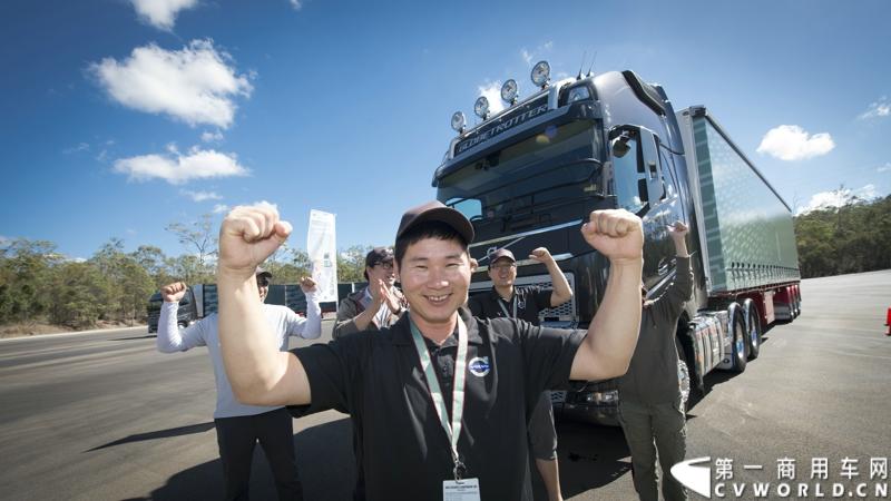 2013沃尔沃卡车高效节油先锋亚太区总决赛在澳大利亚布里斯班落下帷幕，今年亚太区总决赛共有13名来自亚太区各国的节油冠军参加，他们分别来自中国、韩国、台湾、泰国、马来西亚、新加坡、印度尼西亚、斯里兰卡、澳大利亚和新西兰。来自澳大利亚的格兰特·莫里斯（Grant Morice）在自己的主场，最终赢得了亚太区公路赛的总冠军。图为参赛选手和媒体记者风采。