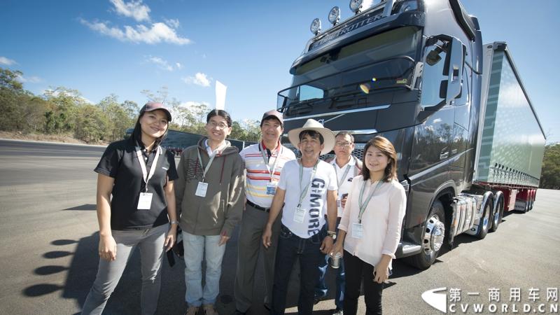 2013沃尔沃卡车高效节油先锋亚太区总决赛在澳大利亚布里斯班落下帷幕，今年亚太区总决赛共有13名来自亚太区各国的节油冠军参加，他们分别来自中国、韩国、台湾、泰国、马来西亚、新加坡、印度尼西亚、斯里兰卡、澳大利亚和新西兰。来自澳大利亚的格兰特·莫里斯（Grant Morice）在自己的主场，最终赢得了亚太区公路赛的总冠军。图为参赛选手和媒体记者风采。