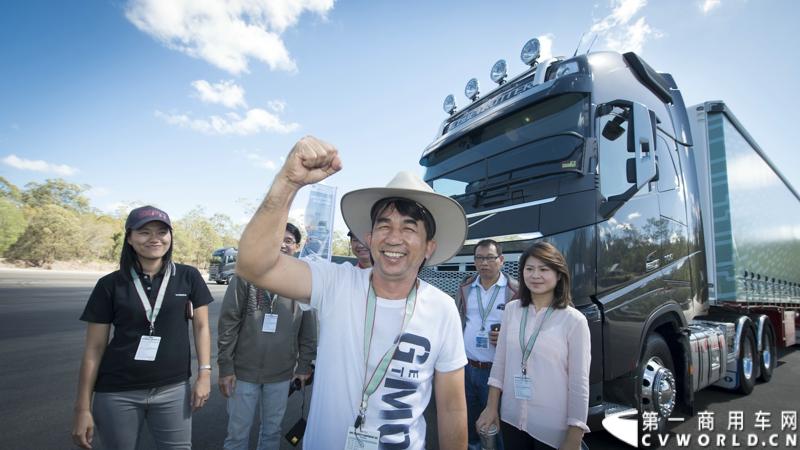 2013沃尔沃卡车高效节油先锋亚太区总决赛在澳大利亚布里斯班落下帷幕，今年亚太区总决赛共有13名来自亚太区各国的节油冠军参加，他们分别来自中国、韩国、台湾、泰国、马来西亚、新加坡、印度尼西亚、斯里兰卡、澳大利亚和新西兰。来自澳大利亚的格兰特·莫里斯（Grant Morice）在自己的主场，最终赢得了亚太区公路赛的总冠军。图为参赛选手和媒体记者风采。