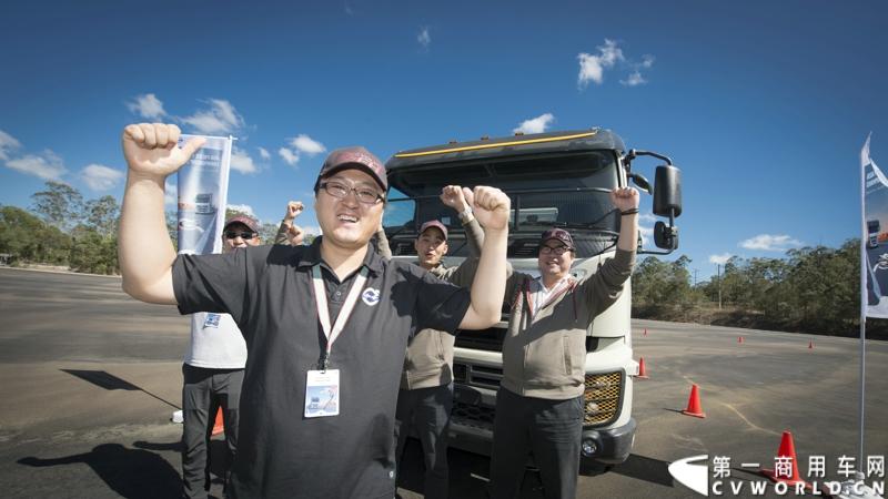 2013沃尔沃卡车高效节油先锋亚太区总决赛在澳大利亚布里斯班落下帷幕，今年亚太区总决赛共有13名来自亚太区各国的节油冠军参加，他们分别来自中国、韩国、台湾、泰国、马来西亚、新加坡、印度尼西亚、斯里兰卡、澳大利亚和新西兰。来自澳大利亚的格兰特·莫里斯（Grant Morice）在自己的主场，最终赢得了亚太区公路赛的总冠军。图为参赛选手和媒体记者风采。