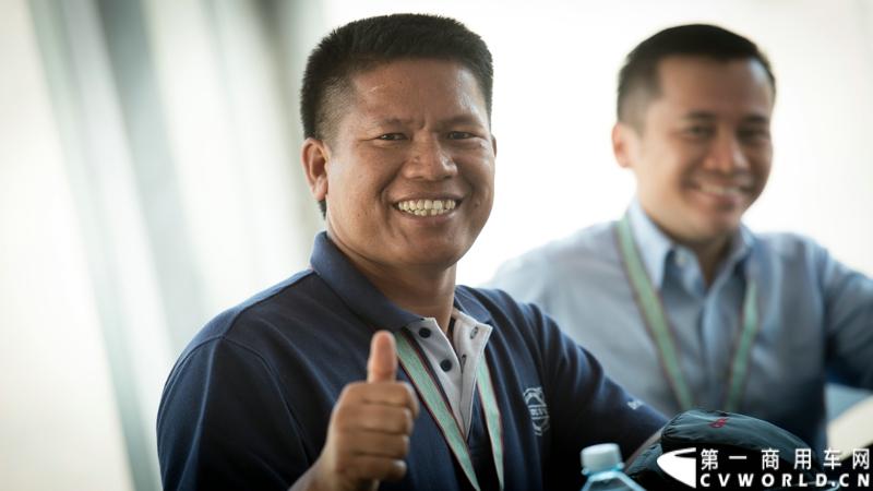 2013沃尔沃卡车高效节油先锋亚太区总决赛在澳大利亚布里斯班落下帷幕，今年亚太区总决赛共有13名来自亚太区各国的节油冠军参加，他们分别来自中国、韩国、台湾、泰国、马来西亚、新加坡、印度尼西亚、斯里兰卡、澳大利亚和新西兰。来自澳大利亚的格兰特·莫里斯（Grant Morice）在自己的主场，最终赢得了亚太区公路赛的总冠军。图为参赛选手和媒体记者风采。