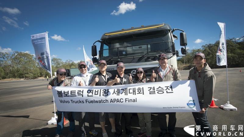 2013沃尔沃卡车高效节油先锋亚太区总决赛在澳大利亚布里斯班落下帷幕，今年亚太区总决赛共有13名来自亚太区各国的节油冠军参加，他们分别来自中国、韩国、台湾、泰国、马来西亚、新加坡、印度尼西亚、斯里兰卡、澳大利亚和新西兰。来自澳大利亚的格兰特·莫里斯（Grant Morice）在自己的主场，最终赢得了亚太区公路赛的总冠军。图为参赛选手和媒体记者风采。