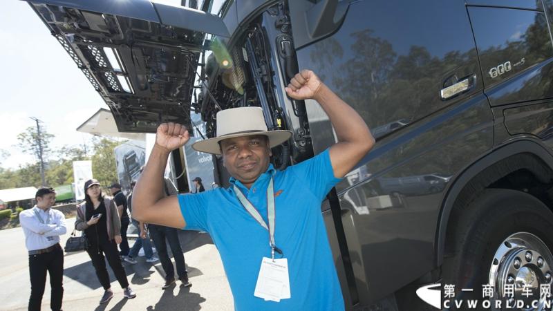 2013沃尔沃卡车高效节油先锋亚太区总决赛在澳大利亚布里斯班落下帷幕，今年亚太区总决赛共有13名来自亚太区各国的节油冠军参加，他们分别来自中国、韩国、台湾、泰国、马来西亚、新加坡、印度尼西亚、斯里兰卡、澳大利亚和新西兰。来自澳大利亚的格兰特·莫里斯（Grant Morice）在自己的主场，最终赢得了亚太区公路赛的总冠军。图为参赛选手和媒体记者风采。