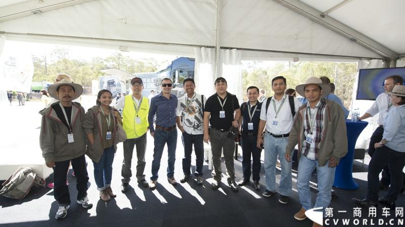 2013沃尔沃卡车高效节油先锋亚太区总决赛在澳大利亚布里斯班落下帷幕，今年亚太区总决赛共有13名来自亚太区各国的节油冠军参加，他们分别来自中国、韩国、台湾、泰国、马来西亚、新加坡、印度尼西亚、斯里兰卡、澳大利亚和新西兰。来自澳大利亚的格兰特·莫里斯（Grant Morice）在自己的主场，最终赢得了亚太区公路赛的总冠军。图为参赛选手和媒体记者风采。