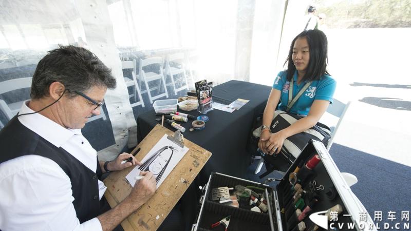 2013沃尔沃卡车高效节油先锋亚太区总决赛在澳大利亚布里斯班落下帷幕，今年亚太区总决赛共有13名来自亚太区各国的节油冠军参加，他们分别来自中国、韩国、台湾、泰国、马来西亚、新加坡、印度尼西亚、斯里兰卡、澳大利亚和新西兰。来自澳大利亚的格兰特·莫里斯（Grant Morice）在自己的主场，最终赢得了亚太区公路赛的总冠军。图为参赛选手和媒体记者风采。