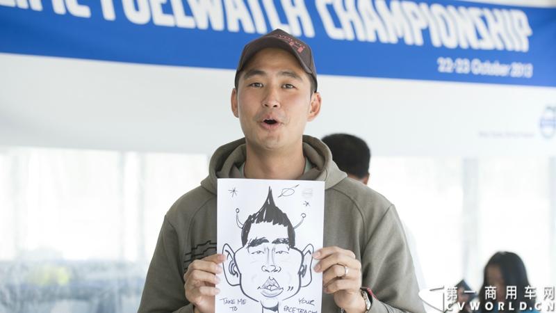 2013沃尔沃卡车高效节油先锋亚太区总决赛在澳大利亚布里斯班落下帷幕，今年亚太区总决赛共有13名来自亚太区各国的节油冠军参加，他们分别来自中国、韩国、台湾、泰国、马来西亚、新加坡、印度尼西亚、斯里兰卡、澳大利亚和新西兰。来自澳大利亚的格兰特·莫里斯（Grant Morice）在自己的主场，最终赢得了亚太区公路赛的总冠军。图为参赛选手和媒体记者风采。