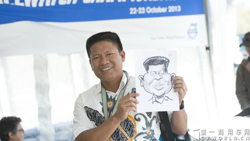 2013沃尔沃卡车高效节油先锋亚太区总决赛在澳大利亚布里斯班落下帷幕，今年亚太区总决赛共有13名来自亚太区各国的节油冠军参加，他们分别来自中国、韩国、台湾、泰国、马来西亚、新加坡、印度尼西亚、斯里兰卡、澳大利亚和新西兰。来自澳大利亚的格兰特·莫里斯（Grant Morice）在自己的主场，最终赢得了亚太区公路赛的总冠军。图为参赛选手和媒体记者风采。
