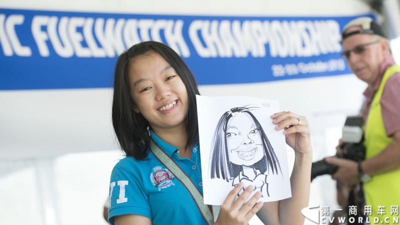 2013沃尔沃卡车高效节油先锋亚太区总决赛在澳大利亚布里斯班落下帷幕，今年亚太区总决赛共有13名来自亚太区各国的节油冠军参加，他们分别来自中国、韩国、台湾、泰国、马来西亚、新加坡、印度尼西亚、斯里兰卡、澳大利亚和新西兰。来自澳大利亚的格兰特·莫里斯（Grant Morice）在自己的主场，最终赢得了亚太区公路赛的总冠军。图为参赛选手和媒体记者风采。