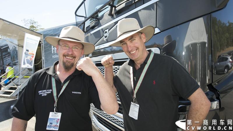 2013沃尔沃卡车高效节油先锋亚太区总决赛在澳大利亚布里斯班落下帷幕，今年亚太区总决赛共有13名来自亚太区各国的节油冠军参加，他们分别来自中国、韩国、台湾、泰国、马来西亚、新加坡、印度尼西亚、斯里兰卡、澳大利亚和新西兰。来自澳大利亚的格兰特·莫里斯（Grant Morice）在自己的主场，最终赢得了亚太区公路赛的总冠军。图为参赛选手和媒体记者风采。