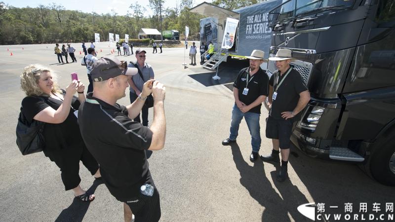 2013沃尔沃卡车高效节油先锋亚太区总决赛在澳大利亚布里斯班落下帷幕，今年亚太区总决赛共有13名来自亚太区各国的节油冠军参加，他们分别来自中国、韩国、台湾、泰国、马来西亚、新加坡、印度尼西亚、斯里兰卡、澳大利亚和新西兰。来自澳大利亚的格兰特·莫里斯（Grant Morice）在自己的主场，最终赢得了亚太区公路赛的总冠军。图为参赛选手和媒体记者风采。