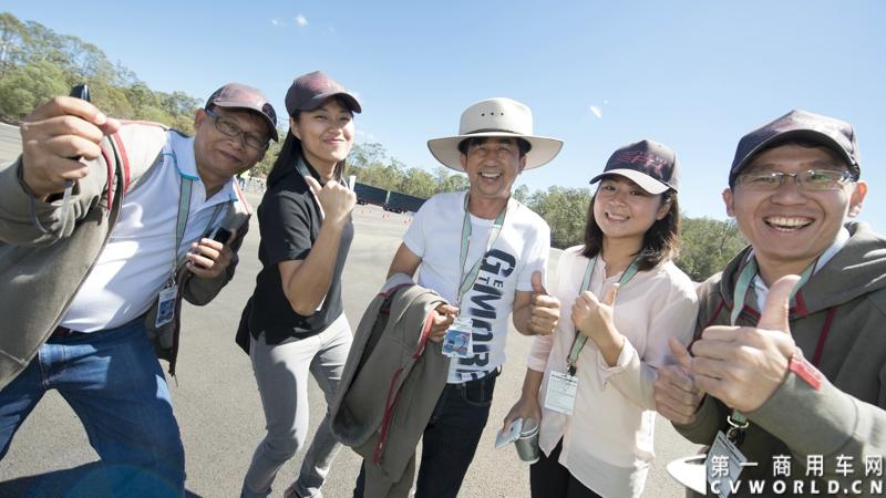 2013沃尔沃卡车高效节油先锋亚太区总决赛在澳大利亚布里斯班落下帷幕，今年亚太区总决赛共有13名来自亚太区各国的节油冠军参加，他们分别来自中国、韩国、台湾、泰国、马来西亚、新加坡、印度尼西亚、斯里兰卡、澳大利亚和新西兰。来自澳大利亚的格兰特·莫里斯（Grant Morice）在自己的主场，最终赢得了亚太区公路赛的总冠军。图为参赛选手和媒体记者风采。
