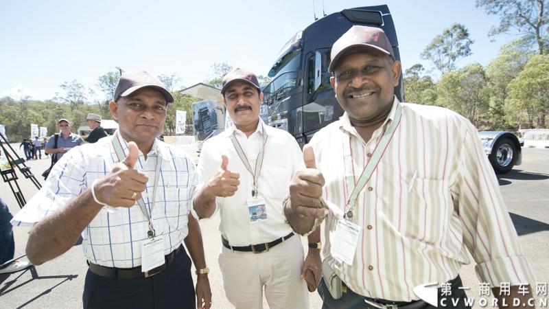 2013沃尔沃卡车高效节油先锋亚太区总决赛在澳大利亚布里斯班落下帷幕，今年亚太区总决赛共有13名来自亚太区各国的节油冠军参加，他们分别来自中国、韩国、台湾、泰国、马来西亚、新加坡、印度尼西亚、斯里兰卡、澳大利亚和新西兰。来自澳大利亚的格兰特·莫里斯（Grant Morice）在自己的主场，最终赢得了亚太区公路赛的总冠军。图为参赛选手和媒体记者风采。