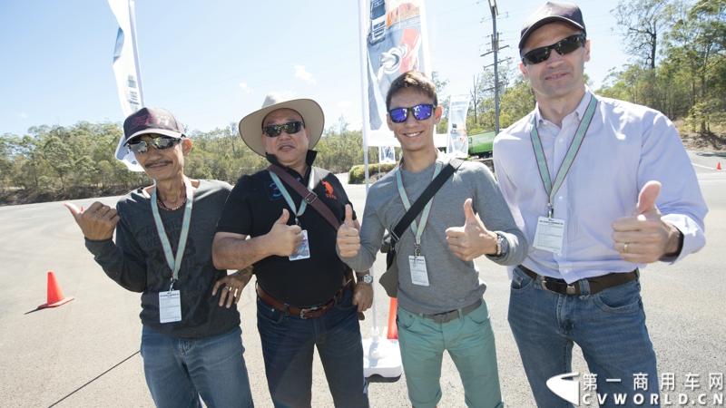 2013沃尔沃卡车高效节油先锋亚太区总决赛在澳大利亚布里斯班落下帷幕，今年亚太区总决赛共有13名来自亚太区各国的节油冠军参加，他们分别来自中国、韩国、台湾、泰国、马来西亚、新加坡、印度尼西亚、斯里兰卡、澳大利亚和新西兰。来自澳大利亚的格兰特·莫里斯（Grant Morice）在自己的主场，最终赢得了亚太区公路赛的总冠军。图为参赛选手和媒体记者风采。