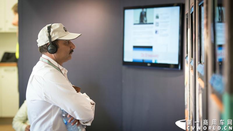 2013沃尔沃卡车高效节油先锋亚太区总决赛在澳大利亚布里斯班落下帷幕，今年亚太区总决赛共有13名来自亚太区各国的节油冠军参加，他们分别来自中国、韩国、台湾、泰国、马来西亚、新加坡、印度尼西亚、斯里兰卡、澳大利亚和新西兰。来自澳大利亚的格兰特·莫里斯（Grant Morice）在自己的主场，最终赢得了亚太区公路赛的总冠军。图为参赛选手和媒体记者风采。